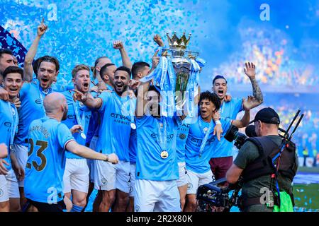 Manchester City hebt die Trophäe der Premier League 2022/23 auf, da sie das dritte Jahr in Folge zum Sieger gekrönt wurden und in den letzten sechs Jahren während des Premier League-Spiels Manchester City gegen Chelsea im Etihad Stadium, Manchester, Großbritannien, 21. Mai 2023 (Foto von Conor Molloy/News Images) Stockfoto