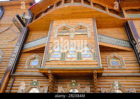 Fassadenhaus mit Balkonen aus Holzrahmen im alten russischen Stil Stockfoto