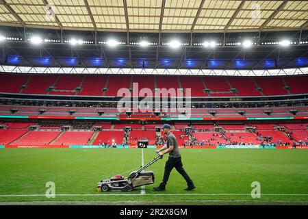 Eine allgemeine Ansicht, wie das Bodenpersonal nach der Vollzeitpfeife nach dem Finale der Isuzu FA Trophäe im Wembley Stadium, London, arbeitet. Foto: Sonntag, 21. Mai 2023. Stockfoto