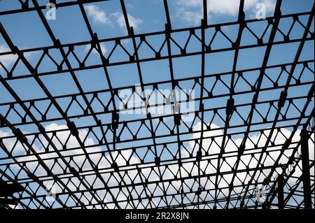 Ein Dach eines Gebäudes auf einem Bauernhof, der während des Russisch-Ukraine-Krieges in Velyka Oleksandrivka, Ukraine, zerstört wurde. Stockfoto