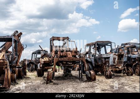 Landmaschinen, die während des Krieges zwischen Russland und der Ukraine auf einem Bauernhof in Velyka Oleksandrivka, Ukraine, zerstört wurden. Stockfoto