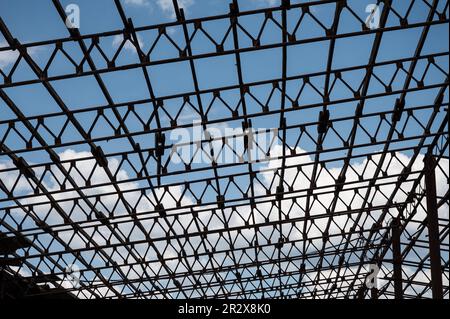 Ein Dach eines Gebäudes auf einem Bauernhof, der während des Russisch-Ukraine-Krieges in Velyka Oleksandrivka, Ukraine, zerstört wurde. Stockfoto