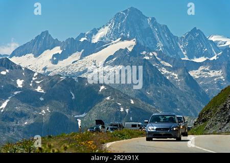 Autos auf der Bergstraße zum Furka Pass, dem Finsteraarhorn Gipfel dahinter, Gletsch, Obergoms, Wallis, Schweiz Stockfoto