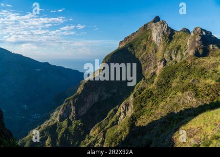 Panoramablick auf die Berge vom Aussichtspunkt Eira do Serrado bis hinunter zum Curral das Freiras durch das Nonnental auf der Insel Madeira Stockfoto