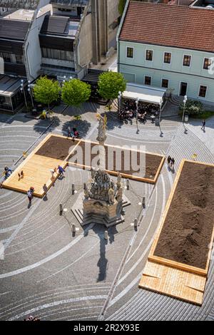 Dreifaltigkeitsplatz vom Stadtturm, Trnava, slowakische republik. Urbane Szene. Reiseziel. Stockfoto