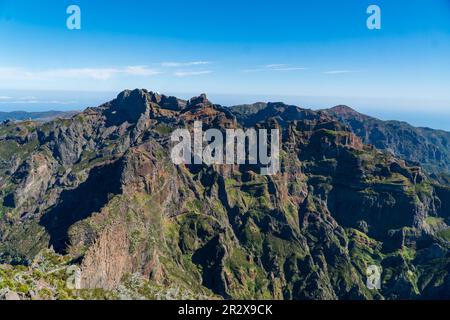 Schöner Wanderweg vom Pico do Arieiro zum Pico Ruivo, Insel Madeira. Fußweg PR1 - Vereda do Areeiro. Am Sommertag über den Wolken. Por Stockfoto