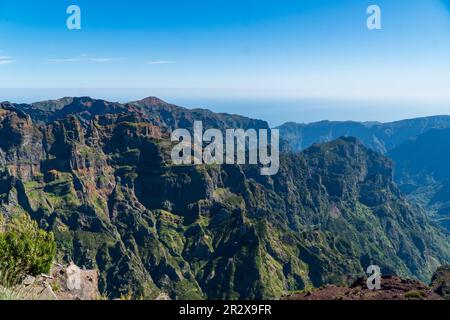 Schöner Wanderweg vom Pico do Arieiro zum Pico Ruivo, Insel Madeira. Fußweg PR1 - Vereda do Areeiro. Am Sommertag über den Wolken. Por Stockfoto