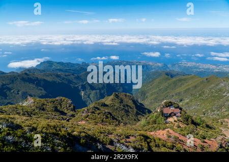 Schöner Wanderweg vom Pico do Arieiro zum Pico Ruivo, Insel Madeira. Fußweg PR1 - Vereda do Areeiro. Am Sommertag über den Wolken. Por Stockfoto