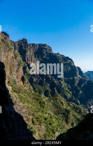 Schöner Wanderweg von Pico do Arieiro nach Pico Ruivo, Insel Madeira. Fußweg PR1 - Vereda do Areeiro. Am sonnigen Sommertag über den Wolken. Por Stockfoto