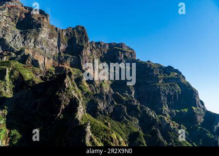 Schöner Wanderweg von Pico do Arieiro nach Pico Ruivo, Insel Madeira. Fußweg PR1 - Vereda do Areeiro. Am sonnigen Sommertag über den Wolken. Por Stockfoto