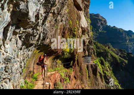 Mädchen mit Rucksackwanderung in den malerischen, felsigen Bergen von Madeira, Portugal (Pico Arieiro bis Pico Ruivo) Stockfoto