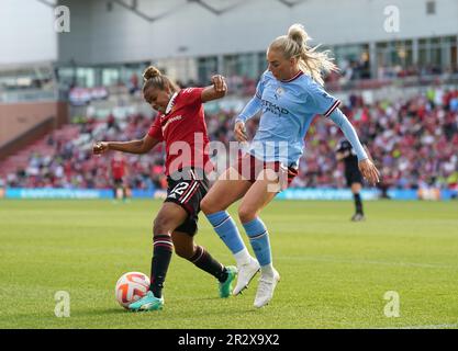 Manchester United Nikita Parris (links) und Manchester City Alex Greenwood kämpfen beim Barclays Women's Super League-Spiel im Leigh Sports Village um den Ball. Foto: Sonntag, 21. Mai 2023. Stockfoto