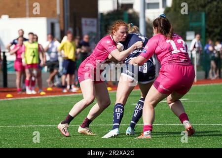 Zoe Heeley und Katie Carr von Cardiff Dämonen spielen Fran Copley beim Betfred Women's Challenge Cup, Qualifikationsrunde 3, Spielfelder der Cardiff University, 21. Mai 2023. Credit Alamy Live / Penallta Photographics Stockfoto