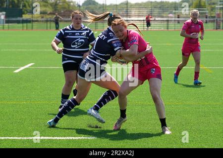 Zoe Heeley von Cardiff Demons wird von Fran Copley von Featherstone Rover beim Spiel des Betfred Challenge Cup auf den Spielfeldern der Cardiff University angegriffen. 21. Mai 2023 Credit Alamy Live / Penallta Photographics Stockfoto