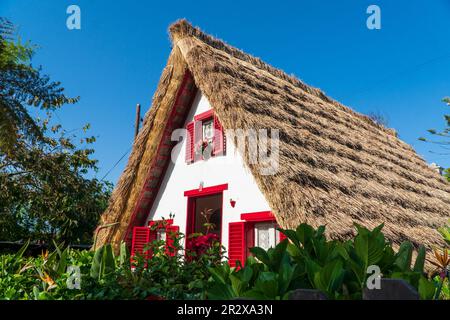 Typisches Dreieckshaus im Dorf Sanatana, Madeira, Portugal Stockfoto