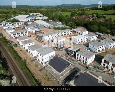 Hereford UK – Baustelle für modulare Wohnungen von 120 erschwinglichen Mietwohnungen und Wohnungen mit geteiltem Eigentum von Stonewater auf einem Baugelände auf einem Brachfeld Stockfoto