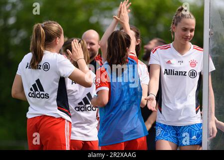 Aschheim, Deutschland. 21. Mai 2023. Aschheim, Deutschland, Mai 21. 2023: Bankettspieler des FC Bayern feiern in den 2 Jahren. Frauenbundesliga-Spiel zwischen FC Bayern München II und 1. FC Nürnberg im Sportpark Aschheim, Deutschland. (Sven Beyrich/SPP) Kredit: SPP Sport Press Photo. Alamy Live News Stockfoto