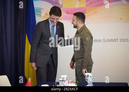 Hiroshima, Japan. 21. Mai 2023. Der ukrainische Präsident Volodymyr Zelenskyy, richtig, unterhält sich mit dem kanadischen Premierminister Justin Trudeau vor ihren bilateralen Gesprächen am Rande des Gipfeltreffens der Staats- und Regierungschefs der G7 im Grand Prince Hotel am 21. Mai 2023 in Hiroshima, Japan. Kredit: Pool Photo/Pressestelle Des Ukrainischen Präsidenten/Alamy Live News Stockfoto