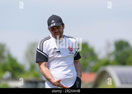 Aschheim, Deutschland. 21. Mai 2023. Aschheim, Deutschland, Mai 21. 2023: Trainer Osman Cankaya (1. FC Nürnberg) in den 2 Jahren. Frauenbundesliga-Spiel zwischen FC Bayern München II und 1. FC Nürnberg im Sportpark Aschheim, Deutschland. (Sven Beyrich/SPP) Kredit: SPP Sport Press Photo. Alamy Live News Stockfoto