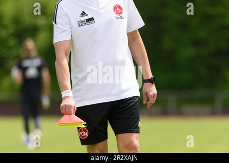 Aschheim, Deutschland. 21. Mai 2023. Aschheim, Deutschland, Mai 21. 2023: Nürnberger Kutsche mit Hütchen in der Hand vor dem 2. Frauenbundesliga-Spiel zwischen FC Bayern München II und 1. FC Nürnberg im Sportpark Aschheim, Deutschland. (Sven Beyrich/SPP) Kredit: SPP Sport Press Photo. Alamy Live News Stockfoto