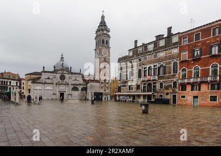 Leerer Campo Santa Maria La Formosa Platz in Venedig, Italien. Mai 2023. Hauptfassade der Basilika Santa Maria Formosa Stockfoto