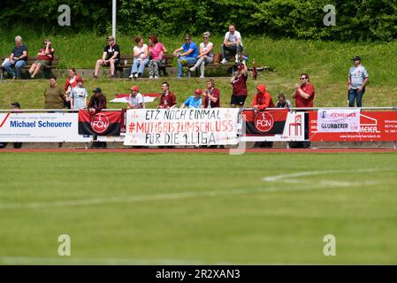 Aschheim, Deutschland. 21. Mai 2023. Aschheim, Deutschland, Mai 21. 2023: Fans von 1. FC Nürnberg in den 2 Jahren. Frauenbundesliga-Spiel zwischen FC Bayern München II und 1. FC Nürnberg im Sportpark Aschheim, Deutschland. (Sven Beyrich/SPP) Kredit: SPP Sport Press Photo. Alamy Live News Stockfoto