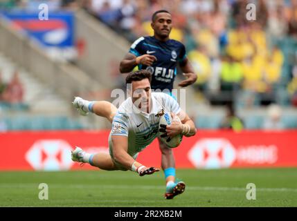 Argentiniens Rodrigo Isgro erzielt im Finale des Pokals gegen Fidschi in der HSBC World Rugby Sevens Series im Twickenham Stadium in London seinen dritten Versuch. Foto: Sonntag, 21. Mai 2023. Stockfoto