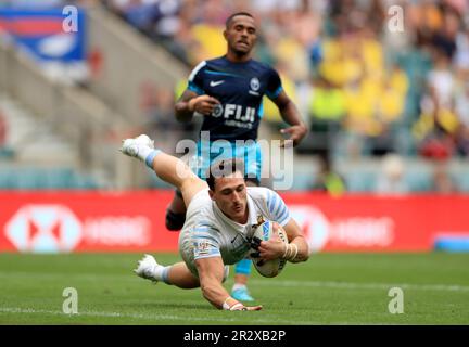 Argentiniens Rodrigo Isgro erzielt im Finale des Pokals gegen Fidschi in der HSBC World Rugby Sevens Series im Twickenham Stadium in London seinen dritten Versuch. Foto: Sonntag, 21. Mai 2023. Stockfoto