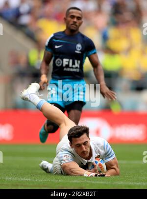 Argentiniens Rodrigo Isgro erzielt im Finale des Pokals gegen Fidschi in der HSBC World Rugby Sevens Series im Twickenham Stadium in London seinen dritten Versuch. Foto: Sonntag, 21. Mai 2023. Stockfoto