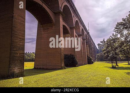 Der Eisenbahnviadukt Enzviadukt über den Fluss Enz in der Stadt Bietigheim-Bissingen, Baden Württemberg, Deutschland, Europa Stockfoto