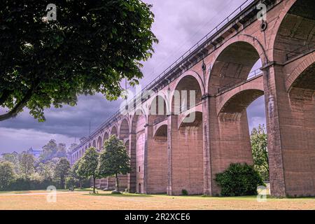 Der Eisenbahnviadukt Enzviadukt über den Fluss Enz in der Stadt Bietigheim-Bissingen, Baden Württemberg, Deutschland, Europa Stockfoto