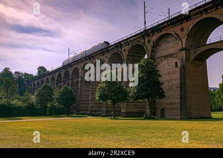 Ein Zug fährt über den historischen Eisenbahnviadukt Enzviadukt in der Stadt Bietigheim-Bissingen, Baden Würtemberg, Deutschland. Stockfoto