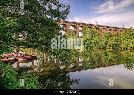 Der Eisenbahnviadukt Enzviadukt über den Fluss Enz in der Stadt Bietigheim-Bissingen, Baden Württemberg, Deutschland, Europa Stockfoto