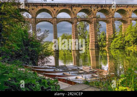 Der Eisenbahnviadukt Enzviadukt über den Fluss Enz im Vordergrund schwimmene Boote in der Stadt Bietigheim-Bissingen, Baden Württemberg, Deutschland, Stockfoto