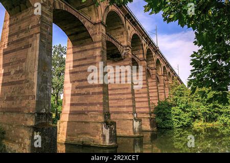 Der Eisenbahnviadukt Enzviadukt über den Fluss Enz in der Stadt Bietigheim-Bissingen, Baden Württemberg, Deutschland, Europa Stockfoto