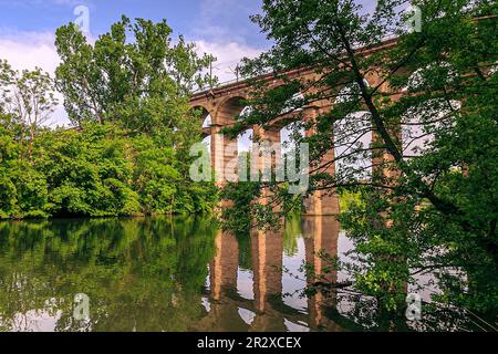 Der Eisenbahnviadukt Enzviadukt über den Fluss Enz in der Stadt Bietigheim-Bissingen, Baden Württemberg, Deutschland, Europa Stockfoto