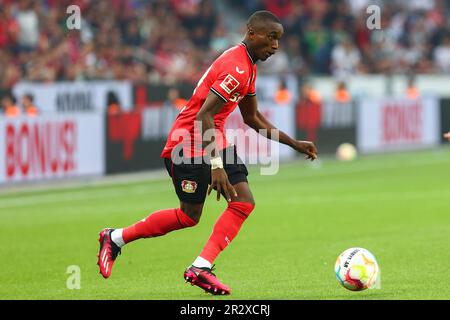 Leverkusen, Deutschland, 21.05.2023. Bayer 04 Leverkusen vs. Borussia Mönchengladbach, Fußball, 1. Bundesliga, 33. Spieltag, Staffel 2022/2023. Amine Adli (Bayer 04 Leverkusen) bringt den Ball in die Box. DFL-VORSCHRIFTEN VERBIETEN DIE VERWENDUNG VON FOTOS ALS BILDSEQUENZEN UND/ODER QUASI-VIDEO. Kredit: NewsNRW / Alamy Live News Stockfoto