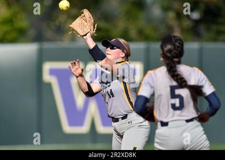 Northern Colo. 20. Mai 2023. Infielder Alexis Barashkoff (14) fängt im Husky Softball Stadium in Seattle, WA, beim regionalen NCAA-Softballspiel zwischen den N. Colorado Bears und den Minnesota Golden Gophers einen kurzen Fliegenball. Minnesota besiegte N. Colorado 4-0. Steve Faber/CSM/Alamy Live News Stockfoto