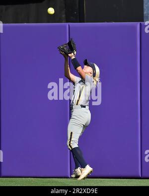Northern Colo. 20. Mai 2023. VON Carson Fischer (18) fängt einen Ball an der Wand während des regionalen NCAA-Softballspiels zwischen den N. Colorado Bears und den Minnesota Golden Gophers im Husky Softball Stadium in Seattle, WA. Minnesota besiegte N. Colorado 4-0. Steve Faber/CSM/Alamy Live News Stockfoto