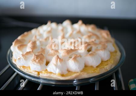 Nahaufnahme eines köstlichen hausgemachten Zitronenkuchen. Italienisches Baiser oben Stockfoto