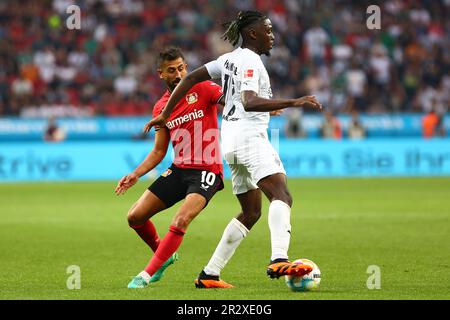 Leverkusen, Deutschland, 21.05.2023. Bayer 04 Leverkusen vs. Borussia Mönchengladbach, Fußball, 1. Bundesliga, 33. Spieltag, Staffel 2022/2023. Manu Kone (Borussia Moenchengladbach) geht an Kerem Demirbay (Bayer 04 Leverkusen) vorbei DFL-VORSCHRIFTEN VERBIETEN DIE VERWENDUNG VON FOTOS ALS BILDSEQUENZEN UND/ODER QUASI-VIDEO. Kredit: NewsNRW / Alamy Live News Stockfoto