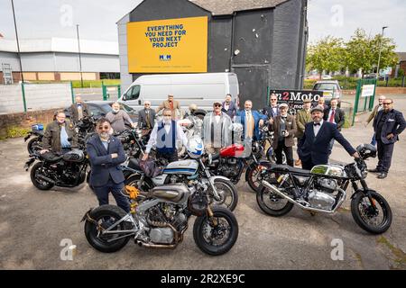 21 Mai 2023 - Warrington, Cheshire, England, Großbritannien - die Distinguished Gentleman's Ride (DGR) vereint klassische und klassische Motorradfahrer aus der ganzen Welt, um Geld und Bewusstsein für die Prostatakrebsforschung und die psychische Gesundheit von Männern zu sammeln. Eine Gruppe von Motorradfahrern aus ganz Warrington, gekleidet in ihren feinsten Anzügen und Krawatten, trafen sich bei ihrem Motorradhändler vor Ort, wo sie mit ihren Motorrädern posierten. Dann fuhren sie durch das Stadtzentrum, bevor sie die Stadt und eine Kombination aus Dörfern und Städten verließen. Sie landeten im Besucherzentrum der Jodrell Bank. Stockfoto