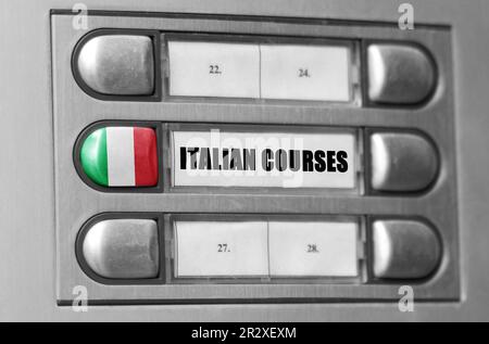 Auf der Gegensprechanlage befindet sich ein Knopf mit der Flagge Italiens und der Aufschrift - Italienische Sprachkurse. Stockfoto