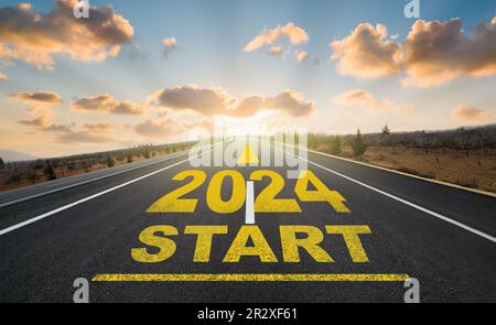 Beginn des neuen Jahres. Beginn des Plans für 2023. Das Jahr 2023 wurde bei Sonnenaufgang auf der Asphaltstraße geschrieben. Konzept der Geschäftsstrategie Stockfoto