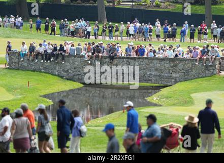 Rochester, Usa. 21. Mai 2023. Zuschauer sehen die Action in der letzten Runde der PGA Championship 2023 im Oak Hill Country Club in Rochester, New York, am Sonntag, den 21. Mai 2023. Foto: Aaron Josefczyk/UPI Credit: UPI/Alamy Live News Stockfoto