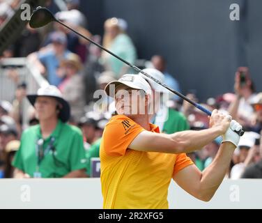 Rochester, Usa. 21. Mai 2023. Viktor Hovland aus Norwegen legt sich am Sonntag, den 21. Mai 2023, in der letzten Runde der PGA-Meisterschaft 2023 im Oak Hill Country Club in Rochester, New York, auf dem 1.-Loch-Loch ab. Foto: Aaron Josefczyk/UPI Credit: UPI/Alamy Live News Stockfoto