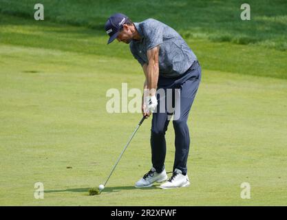 Rochester, Usa. 21. Mai 2023. Keegan Bradley trifft seinen zweiten Schuss auf dem 9. Fairway während der letzten Runde der PGA Championship 2023 im Oak Hill Country Club in Rochester, New York, am Sonntag, den 21. Mai 2023. Foto: Aaron Josefczyk/UPI Credit: UPI/Alamy Live News Stockfoto