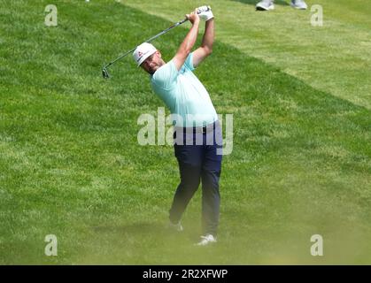 Rochester, Usa. 21. Mai 2023. Chez Reavie trifft seinen zweiten Schuss auf dem 9. Fairway während der letzten Runde der PGA Championship 2023 im Oak Hill Country Club in Rochester, New York, am Sonntag, den 21. Mai 2023. Foto: Aaron Josefczyk/UPI Credit: UPI/Alamy Live News Stockfoto