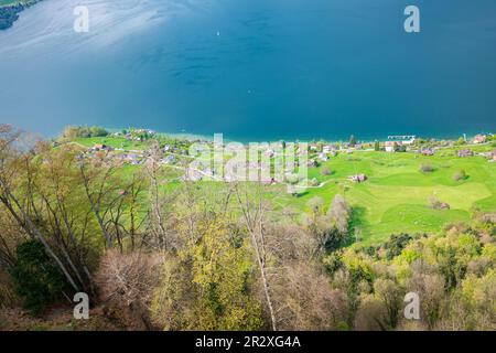 Kehrsiten aus der Vogelperspektive, eine kleine Gemeinde Stansstad am Vierwaldstättersee am Fuße des Bürgenstock, Schweiz. Stockfoto