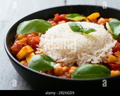 Hausgemachte vegane Auberginen und Kichererbseneintopf mit Paprika und Zucchini. Stockfoto